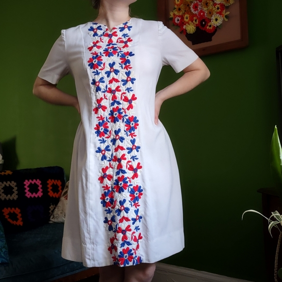 Dresses & Skirts - Vintage 1960s Mod White Shift Dress